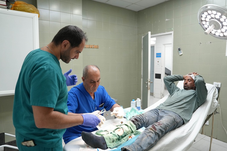 ナジュデ・アルシャービーエ病院で患者の治療に当たるスタッフたち＝2026年6月25日　© Maryam Srour/MSF