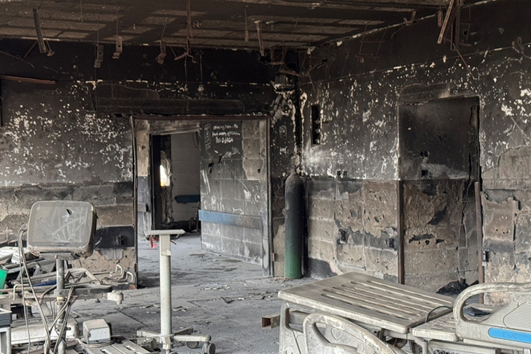 攻撃によりあらゆるものが破壊された、ガザ市シファ病院の内部＝2025年2月7日　© Nour Alsaqqa/MSF
