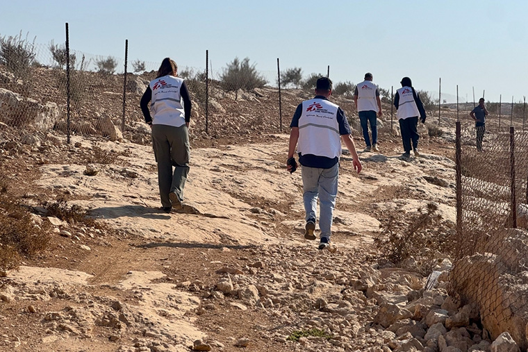 ヨルダン川西岸地区南部で、イスラエル人入植者による襲撃を受けた家族のもとへ向かうヘブロンのMSFチーム＝2025年11月9日　© Oday Alshobaki/MSF