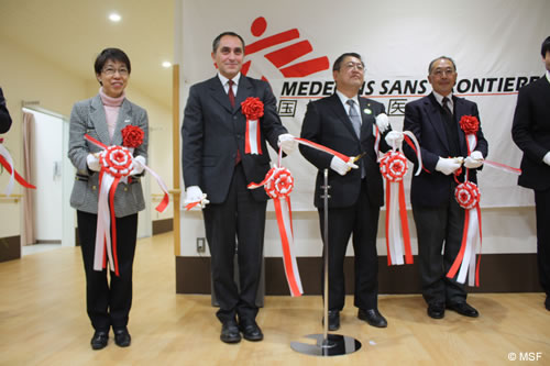 仮設田老診療所贈呈・開所式で、宮古市の山本正徳市長、MSF日本のエリック・ウアネス事務局長、MSF日本会長の黒崎伸子医師らがテープカットを行った。