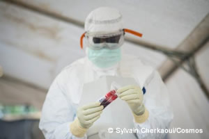エボラ治療施設で血液検査用のサンプルを運ぶMSFスタッフ