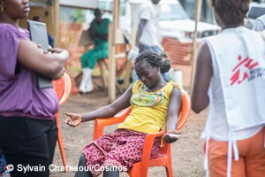 エボラで妹を亡くし、嘆き悲しむ女性