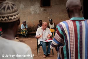 住民にエボラ対策を説明するMSFのミシェル・ヴァン・ヘルプ医師（ギニア）