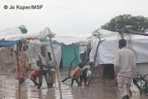 紛争から避難した人びとのキャンプに雨期の大洪水が……MSFは緊急対応を行った(2014年8月、ベンティウにて)