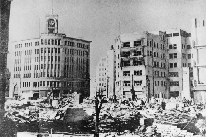 東京・銀座の交差点。同じような光景が、70年前、日本中に広がっていた。シリアなどで活動したMSFの黒﨑伸子医師は「犠牲になるのは権力から遠い弱者であり、声を出せない人たちだ」と指摘する。
