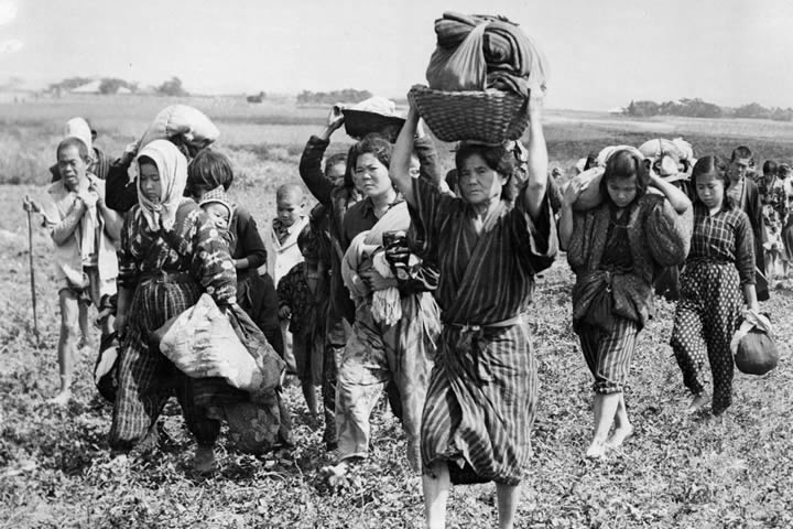 1945年10月の沖縄、山に隠れていた人びとが、終戦を知って村へと戻っていく。手持ちの荷物が全財産で、この先どうなるのか、誰にもわからない。それから70年、同じ光景が世界各地で繰り返されている。