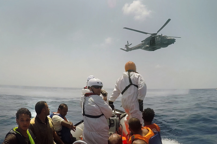 地中海を漂流している船を捜すMSF、イタリア海軍、アイルランド海軍の合同チーム。MSFは各国政府や諸団体と連携し、救助した人びとの診療や応急処置を行う役割を担っている。