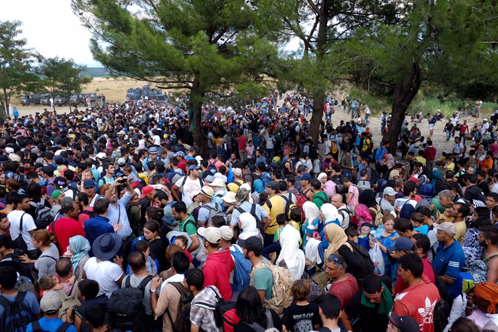 漂着した地域から経済的により豊かな中欧・北欧を目指す人びと。ギリシャ・マケドニア国境には連日、数百から数千人が到着し、混乱が起きている。