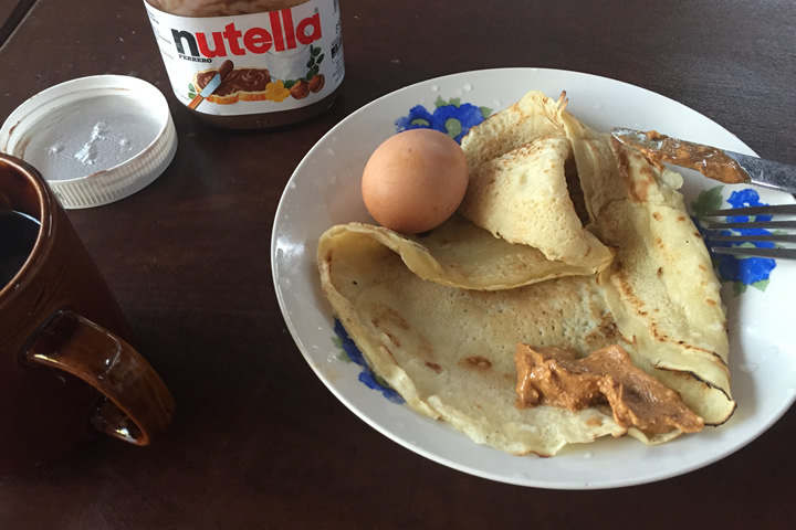6時30分 活動地での朝は早いです。まずはスタッフみんなで朝食。タンザニアの宿舎ではクレープとゆで卵が定番。