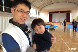 避難所となっている南阿蘇村立西小学校で
2歳の男の子ジョージ君と話すMSFの医師