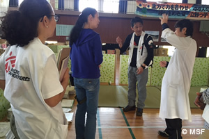 旧立野小学校で診療を始めたチーム現地の医師と連携して活動している