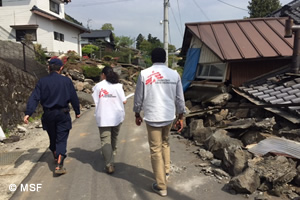 地元の消防団とともに旧立野小の周辺住宅を視察
