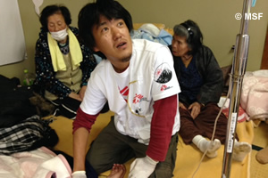 白水体育館の避難所で点滴の処置をする看護師