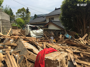 倒壊した建物で寸断された道路(南阿蘇村)