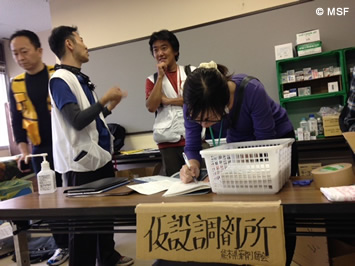 所内には仮設の調剤所も
