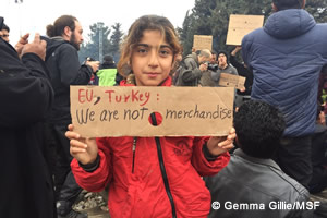 「EU-トルコへ、私たちは商品じゃない」とメッセージを掲げるシリア難民の少女(ギリシャ、2016年3月)