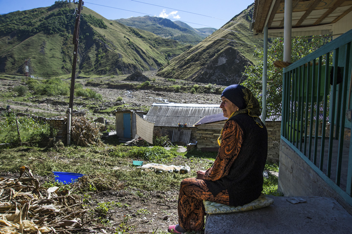 ロシア連邦チェチェン共和国の山岳地域。女性は超多剤耐性結核を患っていた。2006年に初めて結核と診断されてから入退院や手術を繰り返した。治療薬の苦しい副作用に悩まされ、いっそ死にたいと夫に訴えたこともあった。しかしMSFのもとで新薬による治療を受けることができ、ついに病気を克服した。（2014年8月撮影）