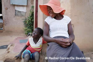 フローレンスさん（左）とターニャちゃんはHIVとともに生きています