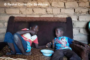 親友のティノ君（右）と一緒に朝ごはんを食べるターニャちゃん