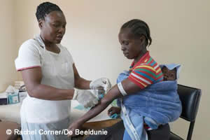 エプワース診療所でHIV量チェックを受ける母親