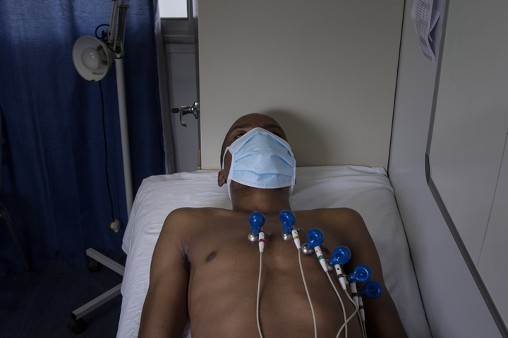 別の診察室では、フムラニさん（27歳）が心電図検査を受けていた彼は多剤耐性結核の診断が確定し、9ヵ月の短期治療コースを受けている