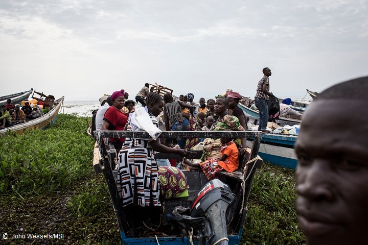 早朝、ウガンダに向け船を出す避難者たち