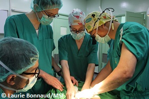 PFBS病院で手術に臨む佐藤看護師（左から2番目）