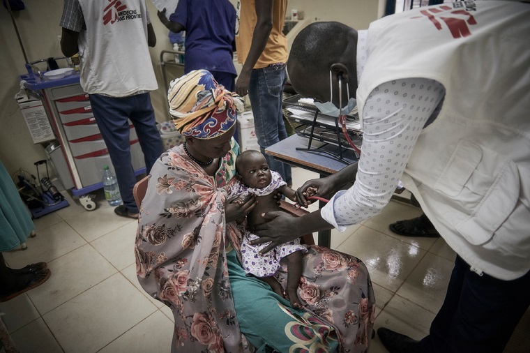 マラリアのためMSFの医師の診察を受ける乳児（南スーダン） 　© Christina Simons