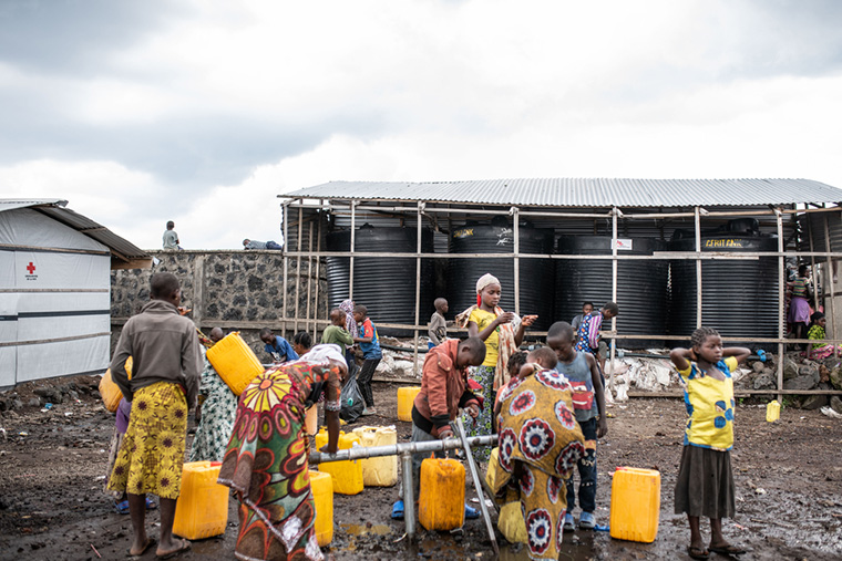 MSFは1万5000リットルの水が入った給水車を1日に3回手配し、人びとに水を供給している　Ⓒ Moses Sawasawa