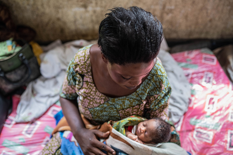 5月から学校の教室で生活している女性。赤ちゃんは10月にMSFが支援するカニャルチニャ診療所で生まれたが、生活が困難で食べるのもままならず、母乳をあげることも難しい　Ⓒ Moses Sawasawa