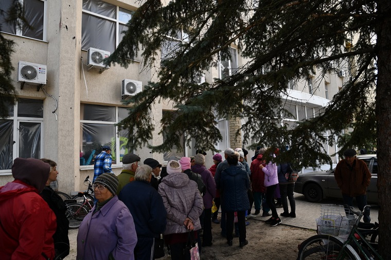 診察を受けるために多くの住民が列を作った　© Hussein Amri/MSF