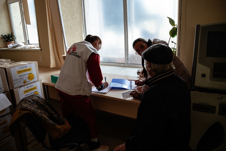 住民の診察をするMSFの医療スタッフ © Hussein Amri/MSF