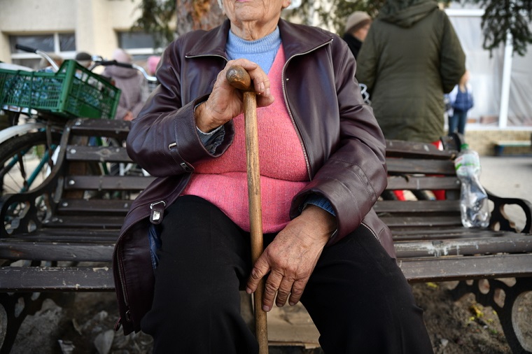 クラウディヤさん（84歳）。「近所には助けてくれる人もいなくて、数人の年寄りが残っているだけです」と話す　　© Hussein Amri/MSF