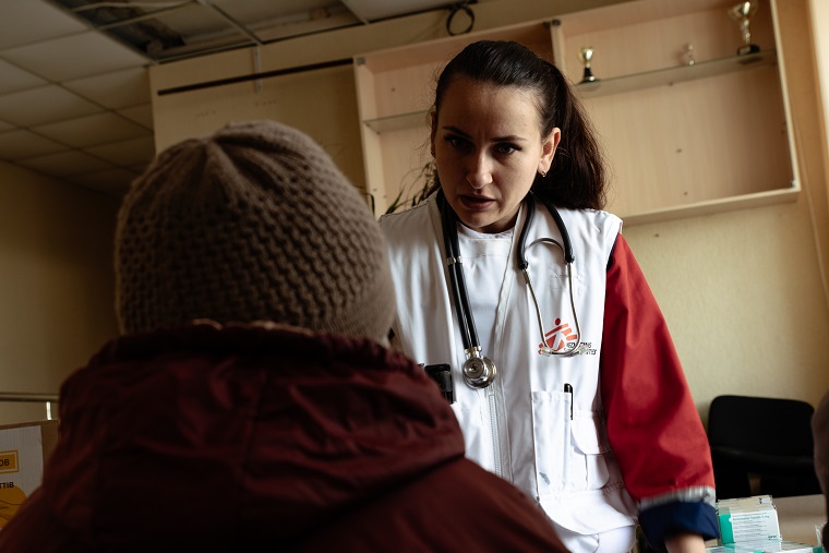 住民の話を聞くMSFの医師　© Hussein Amri/MSF