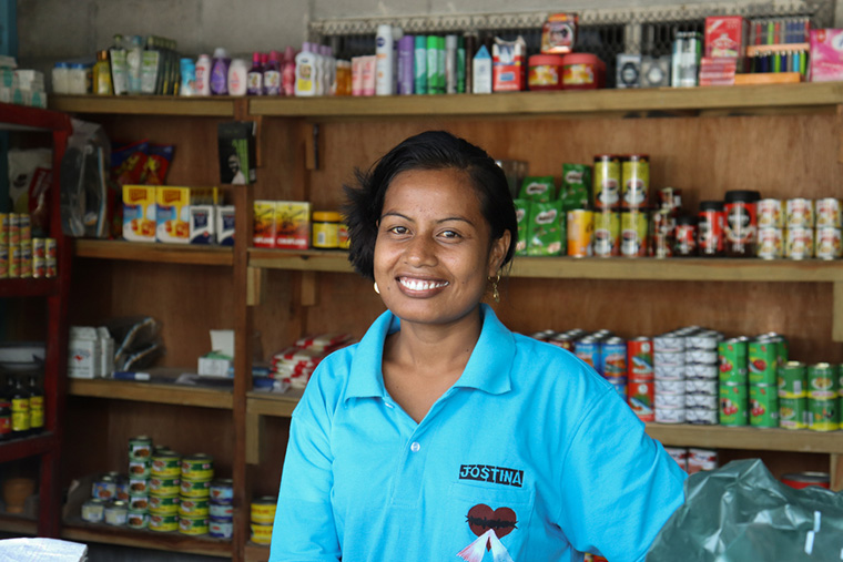輸入された加工食品や缶詰が並ぶ、タラワの一般的な食料品店　Ⓒ MSF/Joanne Lillie