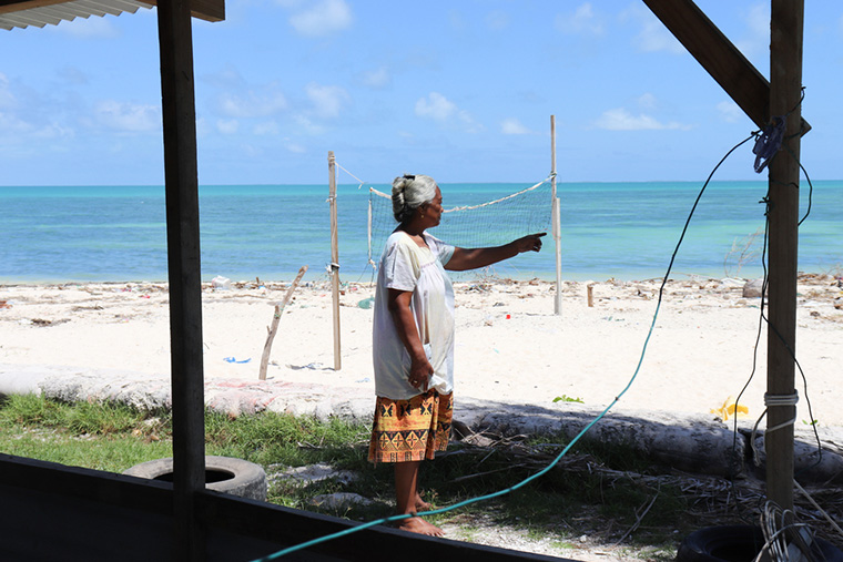 自宅の前で以前の様子を説明する、キリバスの住民タバイナさん。多くの人が海面上昇の影響を受けている　Ⓒ MSF/Joanne Lillie