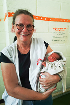 MSFが支援する病院で新生児を抱くサンドラ<br> Ⓒ MSF/Manja Leban
