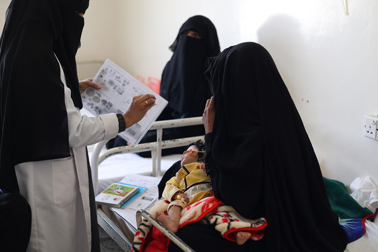 アル・サラム病院の栄養失調病棟。看護師が子どもの健康に関する正しい知識を母親に伝える＝アムラン県、ハミール　Ⓒ Athmar Mohammed/MSF