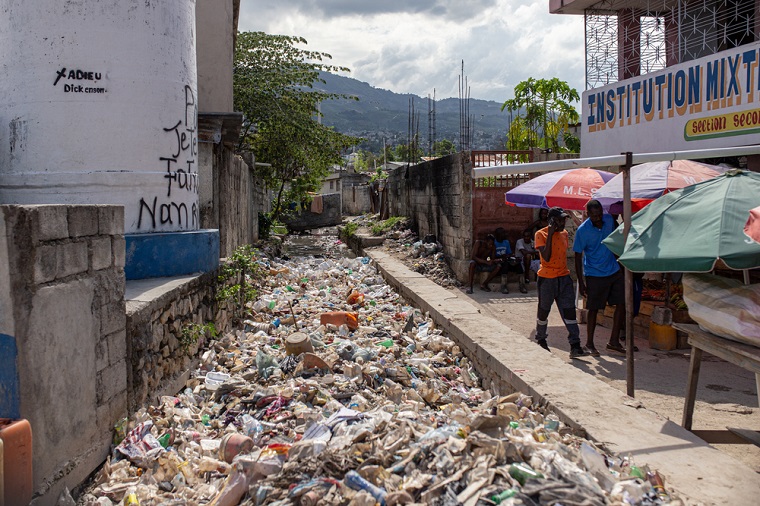 運河に積み上げられたごみの山。不衛生な水からコレラが蔓延する（ハイチ）=2022年10月　© MSF/Alexandre Marcou
