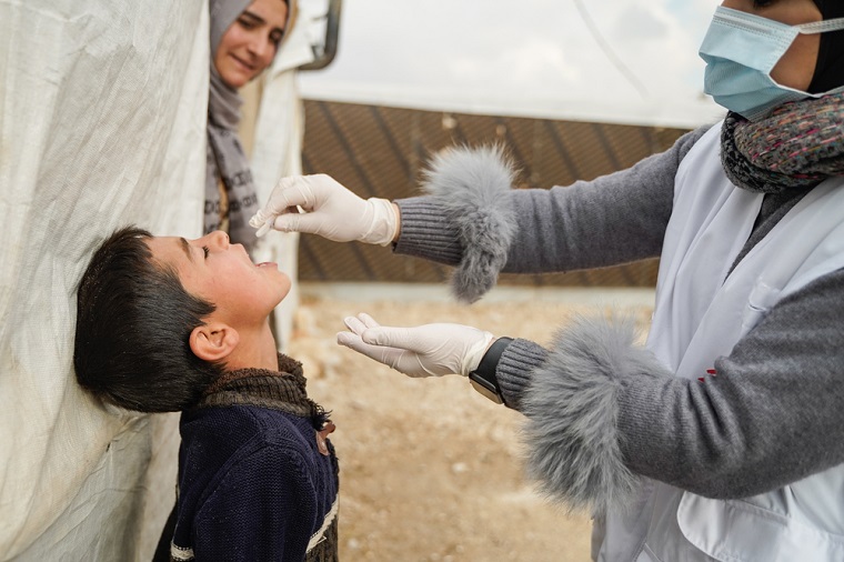 レバノンの難民キャンプでコレラワクチンの経口接種を受ける子ども=2022年11月　© MSF/Mohamad Cheblak