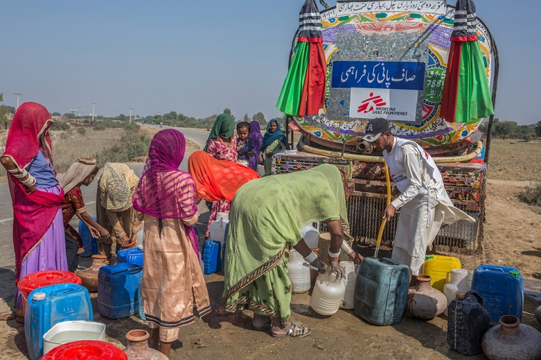 MSFの給水車から水を受けるシンド州の人びと。被災地では清潔な水の不足が続いている=2022年11月18日　© Asim Hafeez for MSF　