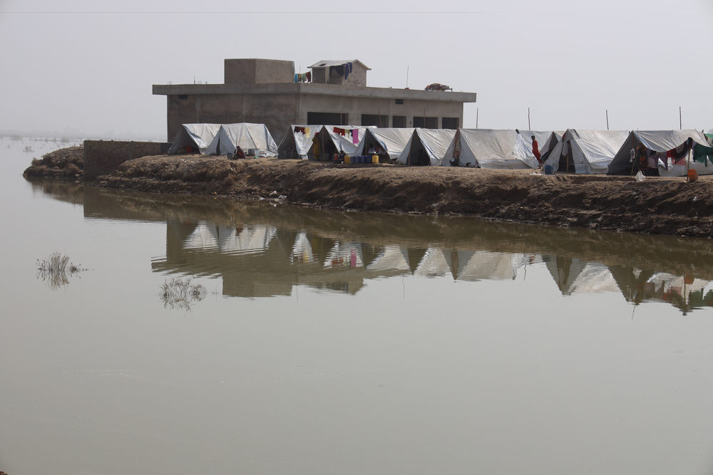 浸水した場所のそばでのテント生活。水や虫を介した感染症のリスクが高い=2022年10月21日　© Zahra Shoukat/MSF