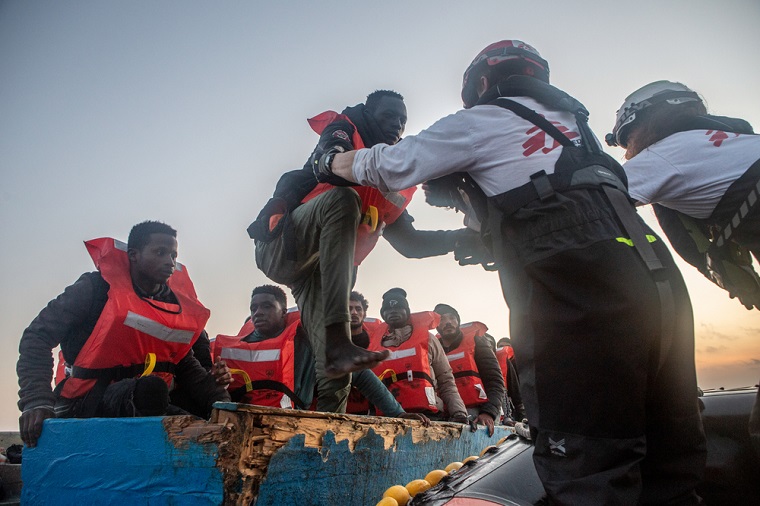 地中海マルタ島沖で沈没しかけた木造船から67人を救助。同日夜、さらに同じ海域で遭難したゴムボートから29人を救助した＝2022年5月11日　© Anna Pantelia/MSF