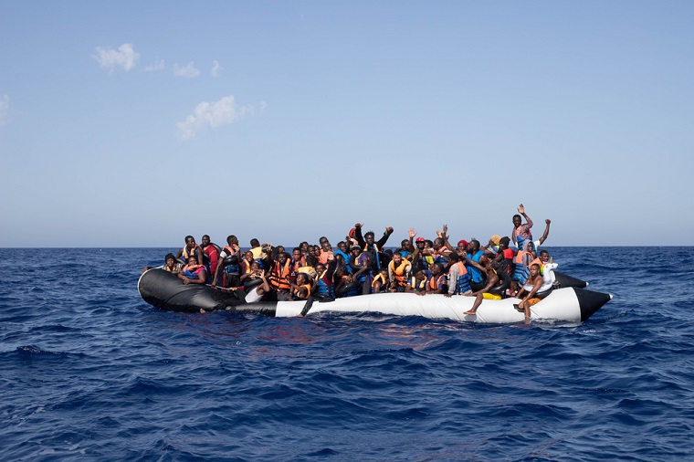 32人の未成年者を含む79人が乗ったゴムボート。MSFのジオ・バレンツ号による救助活動は困難な状況下で行われ、生存者は疲労困憊していた＝2022年8月　© Michela Rizzotti/MSF