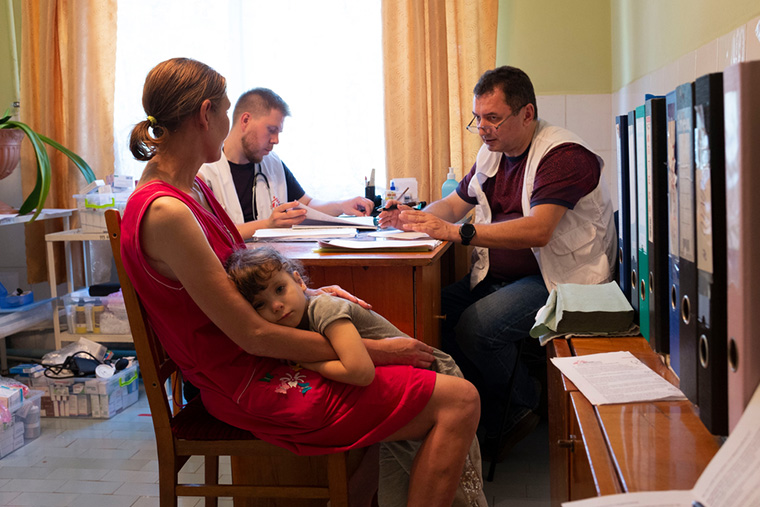 ザポリージャの避難民シェルターで子どもを診察するMSFのチーム＝2022年6月　Ⓒ Alexander Glyadyelov