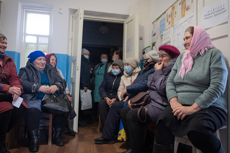 ウクライナ軍により奪還された東部ハルキウ州の村で、MSFの移動診療チームが提供する基礎医療と心のケアの診察を待つ患者<br> ＝2022年10月　Ⓒ Linda Nyholm/MSF