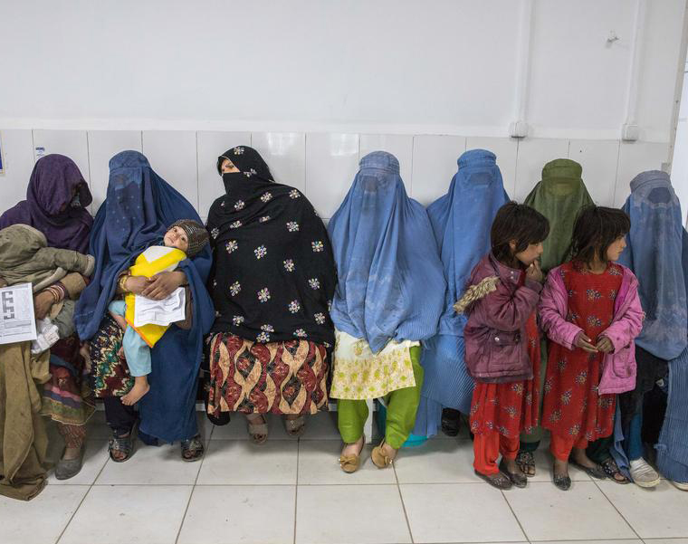 MSFが支援するブースト病院の救急処置室で、診察を待つ女性たち＝ヘルマンド州、2022年　© Oriane Zerah