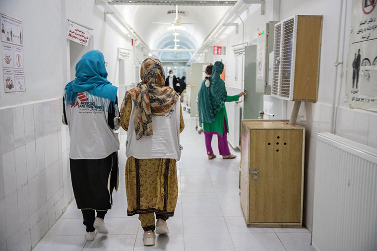 ブースト病院内にある女性患者の入院病棟で働く女性スタッフ＝2022年　© Oriane Zerah
