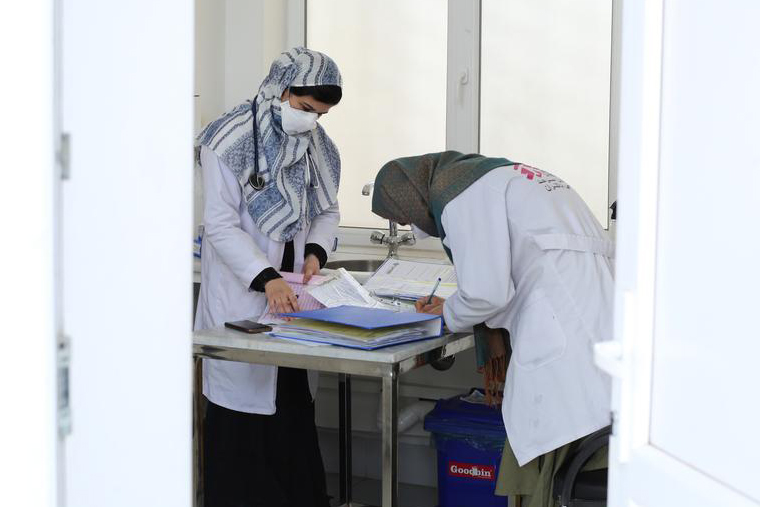 アフガニスタン・カンダハル市にあるMSF結核病院で働く看護師たち＝2022年　© Lynzy Billing