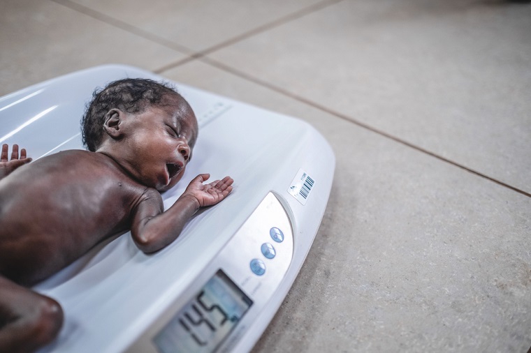 28週の早産で生まれた赤ちゃん。治療を受けて体調が良くなってきた。体重はおよそ1500グラムだ　© Barbara Debout